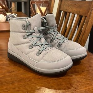 Cloudsteppers by Clarks Cabrini Cove Dark Grey Boots Booties Women’s Size 6.5 W